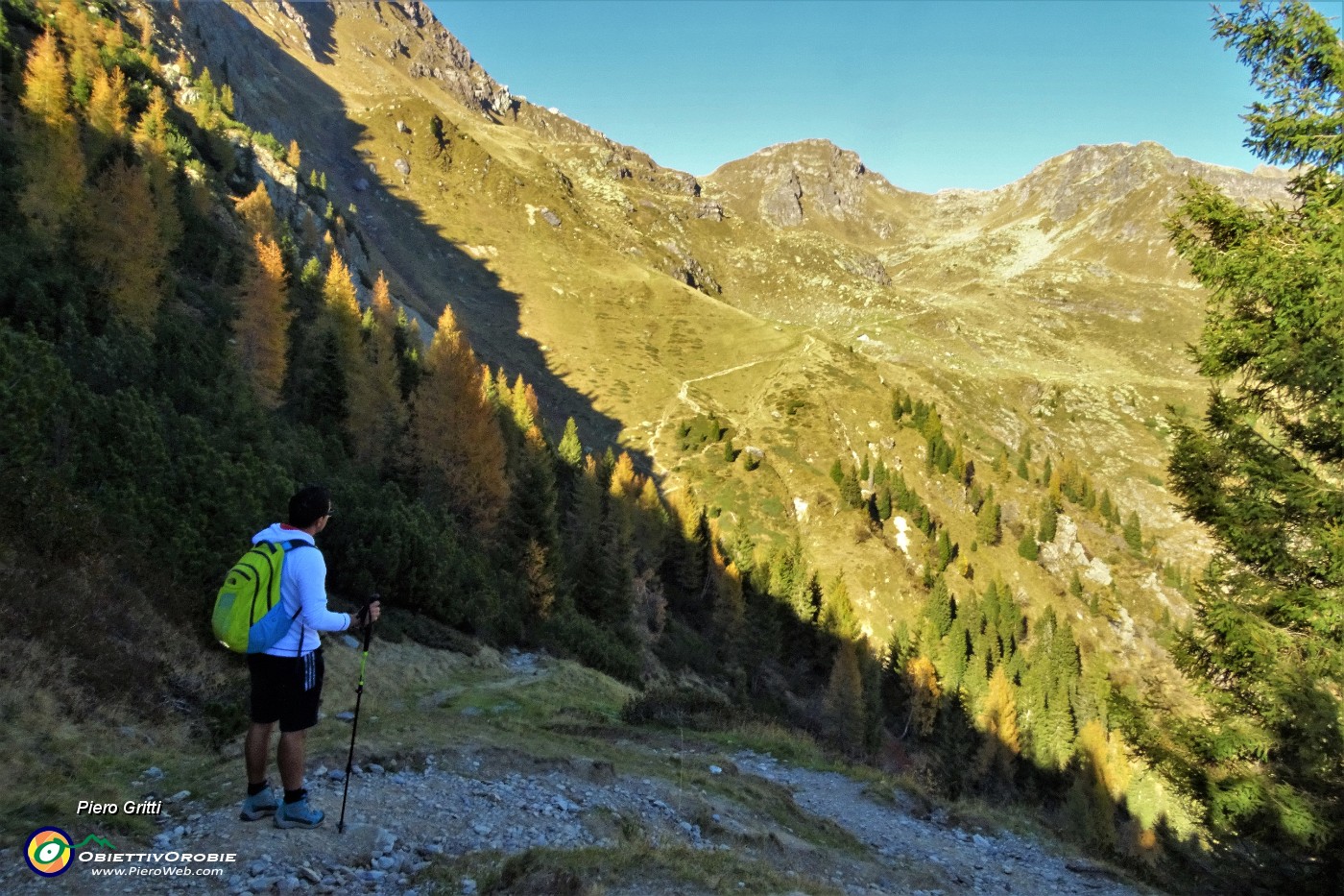 86 Di fronte il sentiero per i Laghi Gemelli.JPG